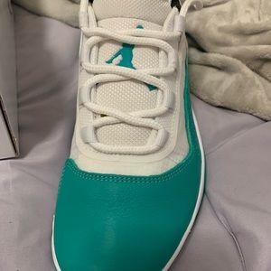 Womens 6.5 Emerald Jordan 11’s low